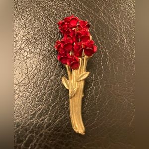 Vintage gold-tone brooch in a bouquet of red roses design